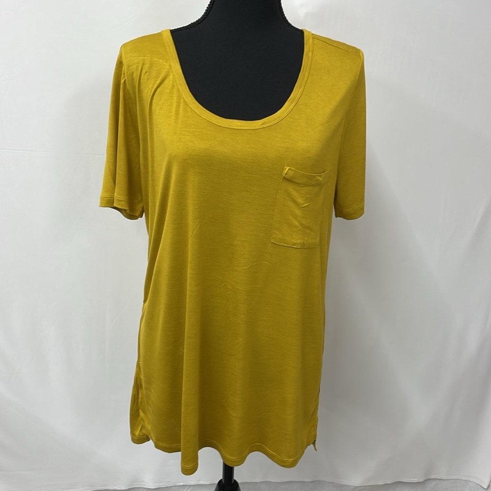 Loft pocket tee in yellow gold with side slit, size Large